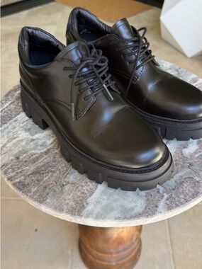 Women Black Chunky Lace-Up Derby Shoes
Oxford style. 100% Leather.